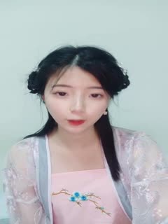 一个惊人的大学女孩在迷人的在线表演中展示她的美丽和丰满的体格,同时自慰。